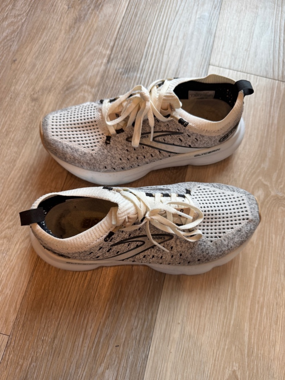 Brooks Women’s Glycerin White and Gray Knit Lace-Up Sneakers